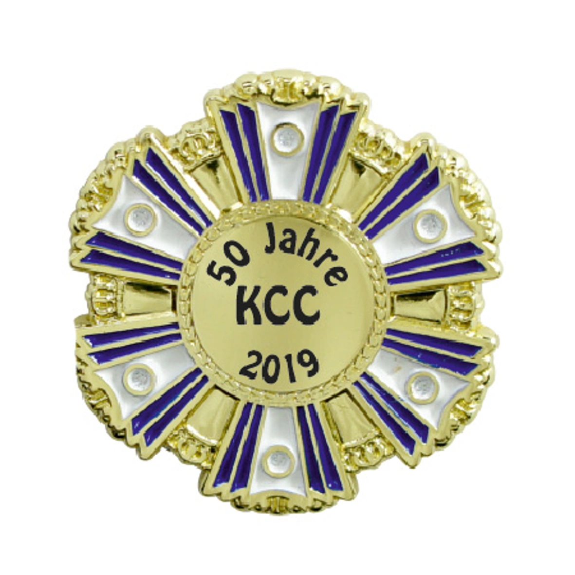Karnevalspin mit blau-weißem Strahlenrahmen – Vorderansicht „50 Jahre KCC 2019“ Runder Karnevalspin in Vorderansicht mit blau-weißem Strahlenrahmen, goldfarbenen Konturen und sechs hellen runden Akzenten. Das goldfarbene Mittelfeld trägt die schwarze Aufschrift „50 Jahre KCC 2019“., Orden, 50-jähriges Jubiläum, Goldfarben, Violette S