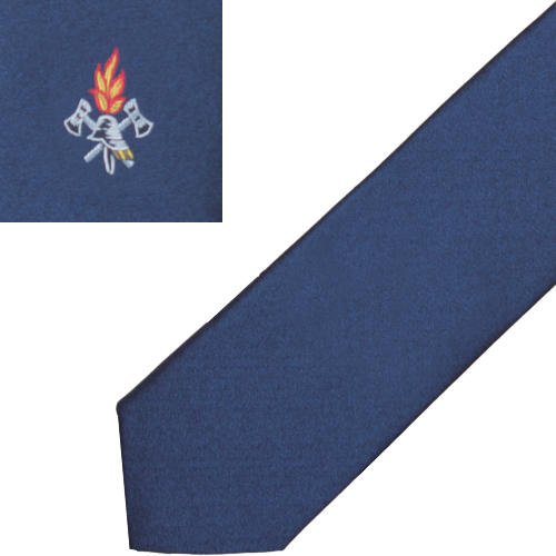 Feuerwehrkrawatte mit gewebtem Motiv in Dunkelblau Dunkelblaue Feuerwehrkrawatte mit gewebtem Motiv auf der schmalen Partie; das Detail zeigt gekreuzte Feuerwehräxte mit Flamme.