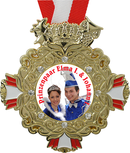 Goldfarbener Prinzenpaar-Orden mit verziertem Relief, acht klaren Glitzersteinen und rot-weißen Akzenten am rot-weißen Halsband. Mittig ein Foto eines Prinzenpaares mit roter Beschriftung, oben eine Krone., Medaille, Stern, Ritterorden, Parteitagsteil, mm