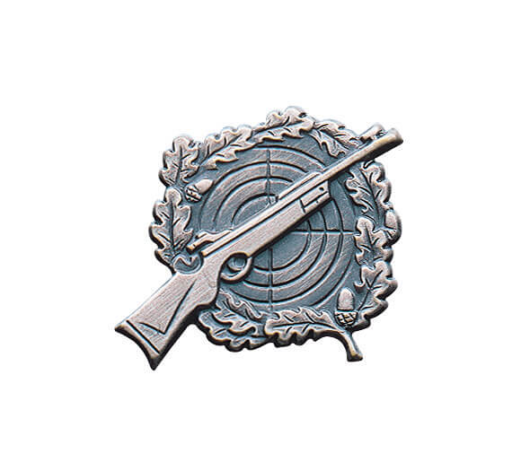 Abzeichen Zielscheibe mit Gewehr und Eichenlaubkranz, vergoldet Vergoldetes Abzeichen mit Zielscheibe, diagonal aufgelegtem Gewehr und umlaufendem Eichenlaubkranz; EinzigArt Abzeichen vergoldet mit Sicherheitsnadel.