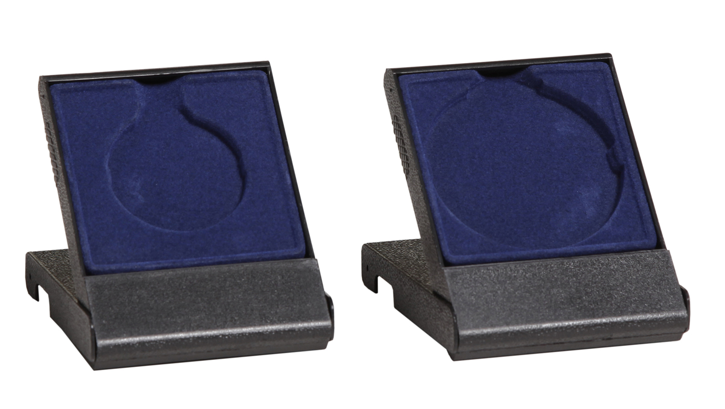 Etui Blau für Medaillen mit schwarzem Kunststoffgehäuse Zwei geöffnete Medaillenetuis in Schwarz mit blauer Einlage, links für 50-mm-Medaillen und rechts für 70-mm-Medaillen, mit runder Aussparung und freier Fläche für ein Gravurschild.