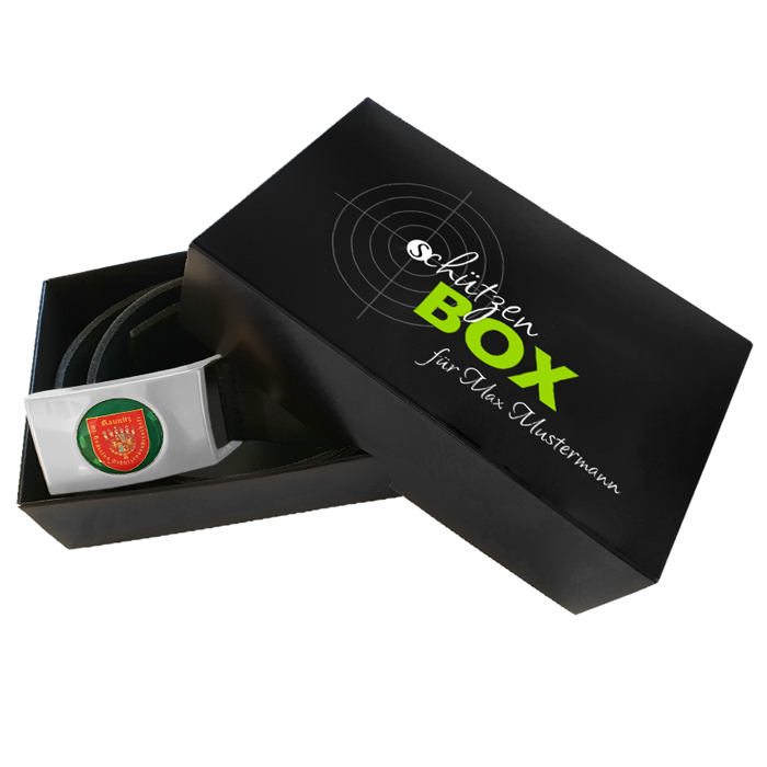 Schützenbox B mit Vereinsgürtel und personalisiertem Schriftzug Geöffnete schwarze Schützenbox B mit glatter Oberfläche, Schützenmotiv und Schriftzug „für Max Mustermann“ auf dem Deckel sowie schwarzem Vereinsgürtel mit Gürtelschnalle und individuellem Emblem.
