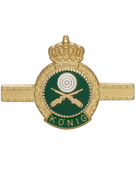 Brosche König vergoldet mit Krone, Zielscheibe und gekreuzten Gewehren Vergoldete König-Brosche mit Krone und Eichenlaubkranz, grünem Rundfeld mit weißer Zielscheibe, gekreuzten Gewehren und Schriftzug König, mit Sicherheitsnadel