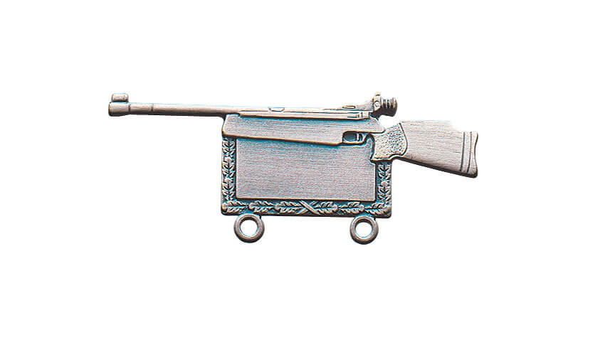 Gravurschild Gewehr vergoldet mit 2 Ösen und Sicherheitsnadel Abzeichen vergoldet als Gravurschild mit Gewehrmotiv, rechteckigem Gravurfeld, zwei Ösen und Sicherheitsnadel