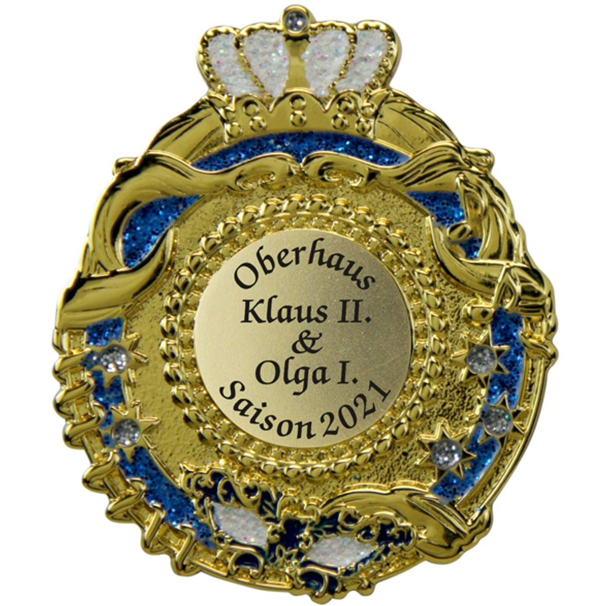 Goldfarbener Karnevalspin mit Krone, rundem Ornamentrahmen, blau-weißen Glitzerflächen und sternförmigen Verzierungen. Im zentralen Feld steht „Oberhaus Klaus II. & Olga I. Saison 2021“., Karnevalsorden, goldfarben, blau glitzernd, Kronenmotiv, Strassstei