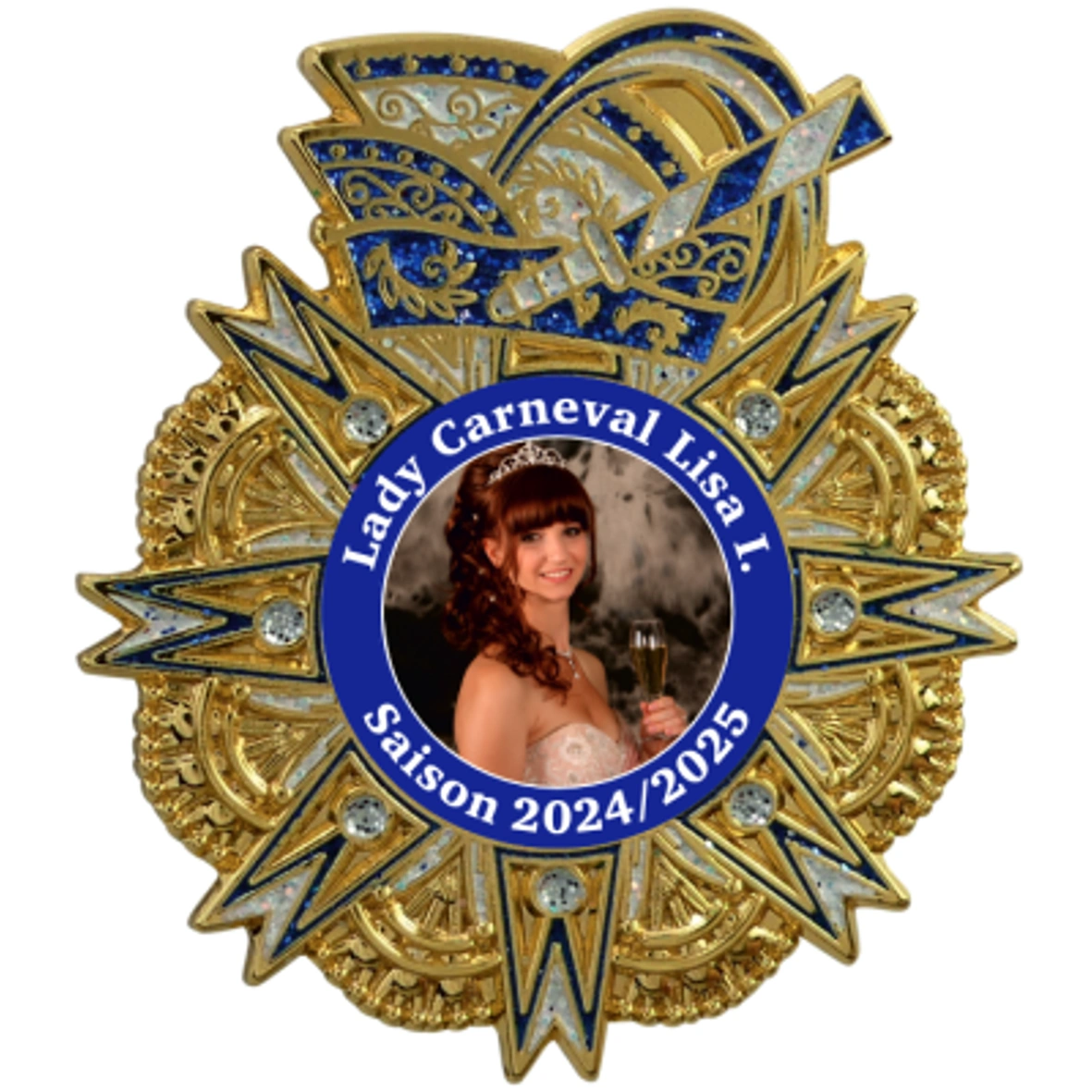Karnevalspin in Vorderansicht: blau-weiße Narrenkappe auf goldfarbenem Zierstern mit klaren Schmucksteinen. Das runde Mittelfeld zeigt ein Frauenporträt und die Aufschrift „Lady Carneval Lisa I.“ sowie „Saison 2024/2025“., Karnevalsorden, goldfarben, blau