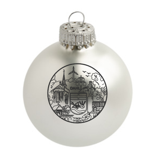 Dahl Weihnachtskugel aus Glas mit Stadtmotiv und Logo Weiße Dahl Weihnachtskugel aus Glas mit silberner Aufhängung und rundem schwarzen Druckmotiv mit Stadtansicht, Windrad und Dahl-Schriftzug.