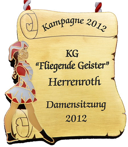 Karnevalsorden Bronze „Schriftrolle Rot/Weiß“ mit Karnevalsfigur und Aufdruck zur Damensitzung 2012 Karnevalsorden in Schriftrollenform mit Antikbronze-Optik, rot-weißer Kordel und rot-grauer Karnevalsfigur am linken Rand. Schwarzer Aufdruck: „Kampagne 2012“, „KG Fliegende Geister Herrenroth“ und „Damensitzung 2012“.