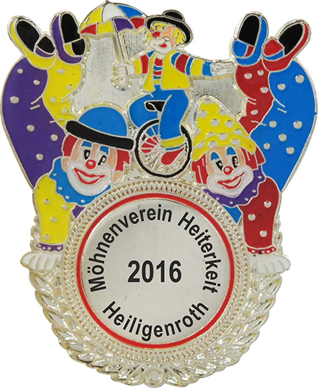 Karnevalsabzeichen Silber Drei Clowns mit Jahreszahl 2016 Karnevalsabzeichen in Silberoptik mit drei Clowns in bunten Kostümen und rundem Mittelteil mit Aufdruck Nöhnenverein Heiterkeit Heiligenroth 2016