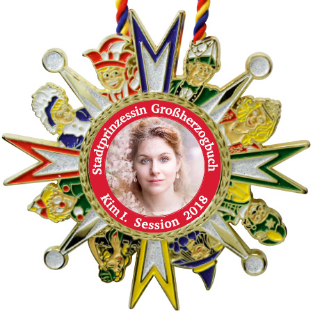 Karnevalsorden Gold Karnevalstruppe Sternförmiger Karnevalsorden Karnevalstruppe in Goldoptik mit bunten Karnevalsfiguren und weißen Glitzerflächen. Mittig ein Frauenporträt mit rotem Schriftkreis „Stadtprinzessin Großherzogbuch – Kim I. Session 2018“, oben eine mehrfarbige Kordel., Karneva