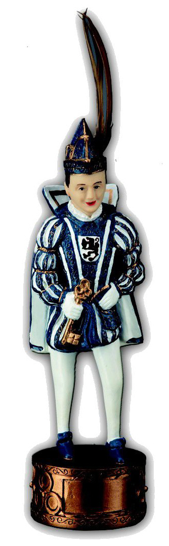 Prinz Karneval Figur grün-weiß mit Feder Prinz Karneval Figur in grün-weißer Kleidung mit hoher Feder am Hut, stehend auf verziertem Sockel mit Gravurfeld