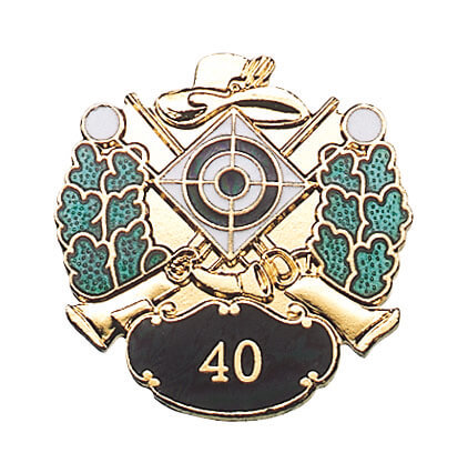 Abzeichen vergoldet mit Sicherheitsnadel, Jubiläumsabzeichen 40 mit Zielscheibe, Schützenhut und gekreuzten Gewehren Vergoldetes Jubiläumsabzeichen 40 mit schwarzem Feld, goldener Zahl 40, Zielscheibe, Schützenhut, gekreuzten Gewehren und grünem Eichenlaub, mit Sicherheitsnadel