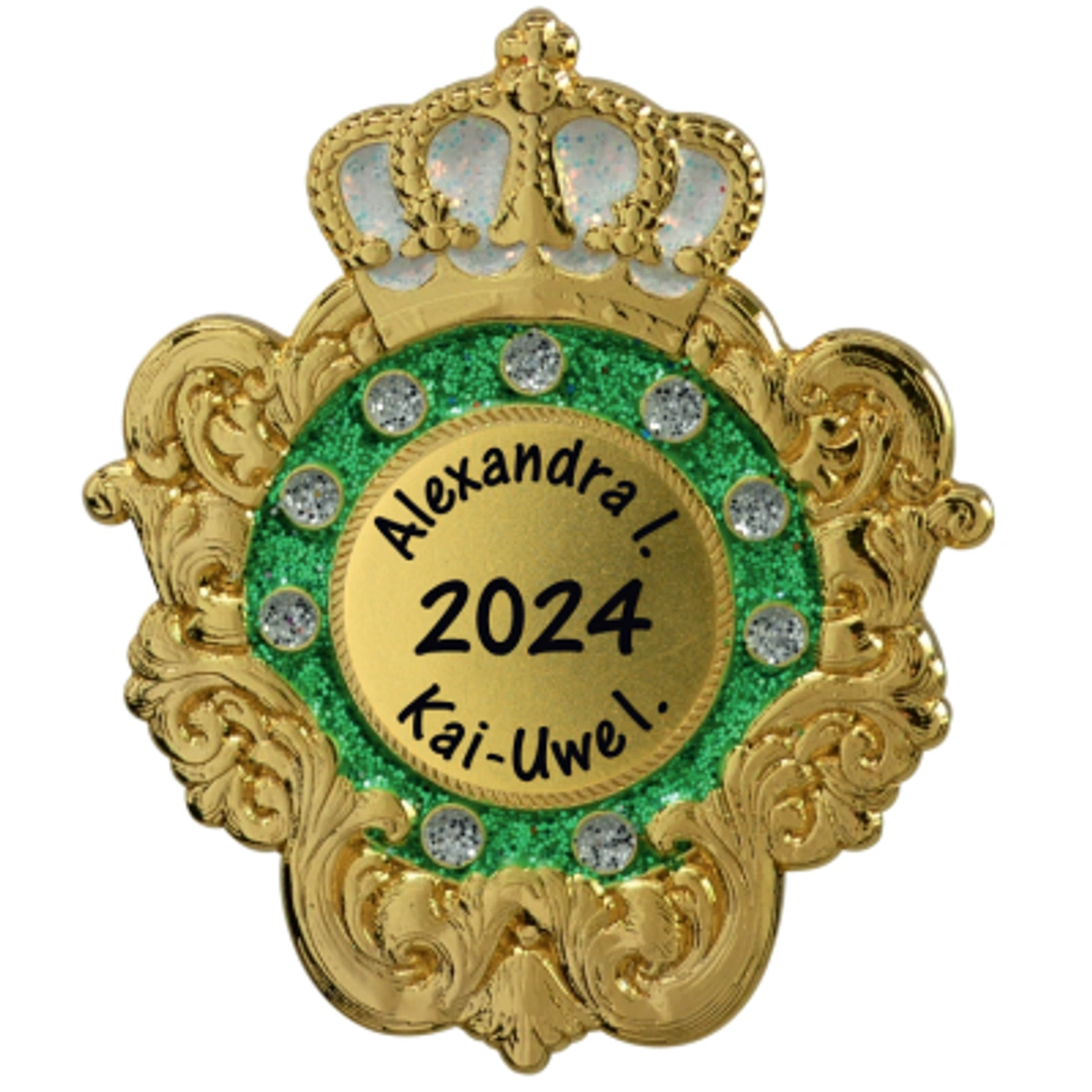 Karnevalspin Krone mit Zierrahmen Grün-Weiß – Vorderansicht mit Jahreszahl 2024 Goldfarbener Karnevalspin mit Krone und geschwungenem Zierrahmen in Vorderansicht. Ein grüner Glitzerring mit silberfarbenen Punkten umrahmt das goldfarbene Mittelfeld mit der Aufschrift „Alexandra I.“, „2024“ und „Kai-Uwe I.“., Karnevalsorden, goldfarben