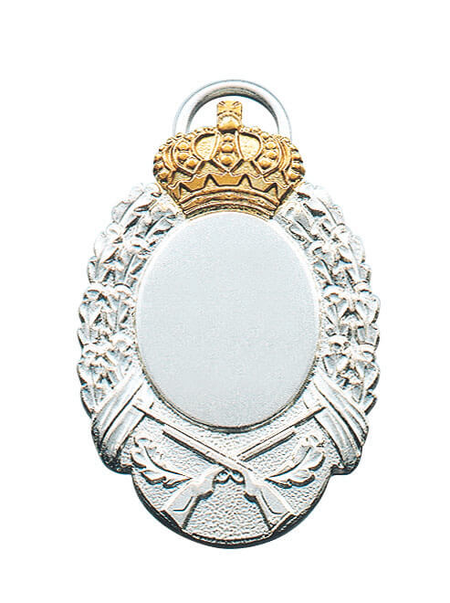 Orden versilbert mit Öse und Ring, Krone, Eichenlaub und Gravurfläche Versilberter Orden mit Öse und Ring, goldfarbener Krone, Eichenlaub, gekreuzten Gewehren und ovaler Gravurfläche.