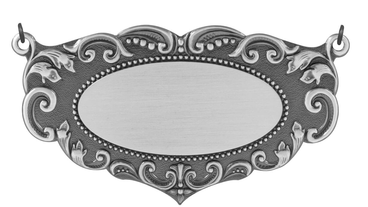 Schild mit runder Fläche und geschnörkeltem Rand Kettenschild in Silberoptik mit ovaler Gravurfläche, spitz zulaufender Form, verziertem Rand sowie zwei Ösen und Ringen zum Anhängen