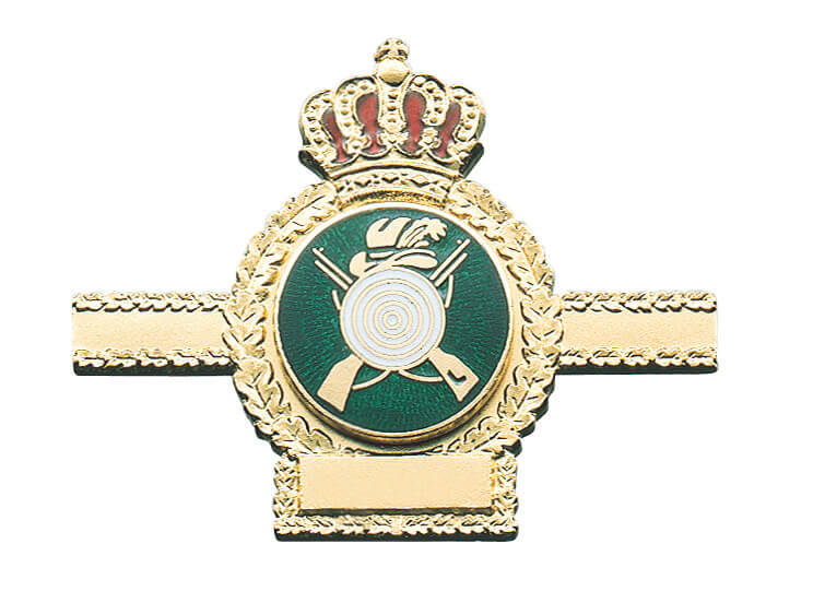 Abzeichen mit Schützenemblem und Krone, rund in Goldoptik Rundes Königsabzeichen in Goldoptik mit rot hinterlegter Krone, grünem Mittelteil sowie Schützensymbolen aus Zielscheibe, gekreuzten Gewehren und Eichenlaub