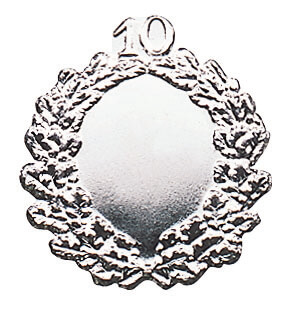 Kranz versilbert mit langer Nadel, Jubiläumskranz 10 mit Eichenlaub und Schleife Versilberter Jubiläumskranz mit Zahl 10, Eichenlaubkranz mit Schleife und rundem Gravurfeld in der Mitte, Ehrenabzeichen mit langer Nadel