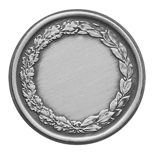 Schnurplakette „Kranz“ mit rundem Kranzmotiv Runde Schnurplakette „Kranz“ mit erhabenem Kranzmotiv und glatter Innenfläche, in silberfarbener Optik, Durchmesser 38 mm
