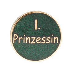 Abzeichen vergoldet ohne Befestigung 1. Prinzessin auf grünem Rundschild Rundes vergoldetes Abzeichen ohne Befestigung mit grünem Hintergrund und goldfarbener Aufschrift „1. Prinzessin“ als Auflage für Orden, Anhänger oder Vereinsauszeichnung