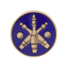 Auflage/Abzeichen „Kegeln“ mit goldenen Kegeln und Kugeln auf blauem Rundmotiv Rundes Auflage- oder Abzeichen „Kegeln“ in Goldoptik mit blauem Hintergrund, drei gekreuzten Kegeln und mehreren Kugeln als Kegelsport-Motiv.