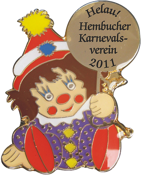 Karnevalsabzeichen Gold Karnevalspuppe mit Ballon Karnevalsabzeichen Gold „Karnevalspuppe“ als geprägter Pin mit bunter Clownsfigur, roter Mütze, lila Kostüm und rundem Ballon mit Aufdruck „Helau! Hembucher Karnevalsverein 2011“.