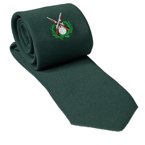 Schützenkrawatte grün mit gesticktem Motiv Grüne Schützenkrawatte mit leicht strukturierter Oberfläche und gesticktem Motiv aus Gewehr, Zielscheibe und grünem Eichenlaub im oberen Bereich.