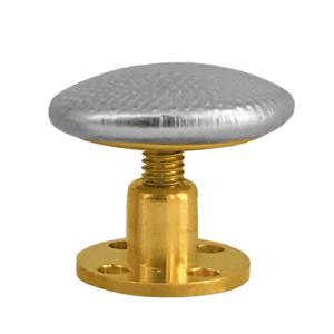 Schraubknopf versilbert mit gekörnter Oberfläche Versilberter, runder Schraubknopf mit leicht gewölbter, gekörnter Oberfläche und goldenem Gewindestift mit rundem Gegenstück zum Einnähen