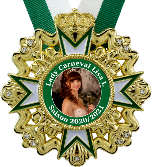 Goldfarbener Karnevalsorden in Kreuzform mit Krone, grün-weißen Flächen, Schmucksteinen und grün-weißem Halsband. Mittig ein Frauenporträt mit der umlaufenden Aufschrift „Lady Carneval Lisa I.“ und „Saison 2020/2021“.