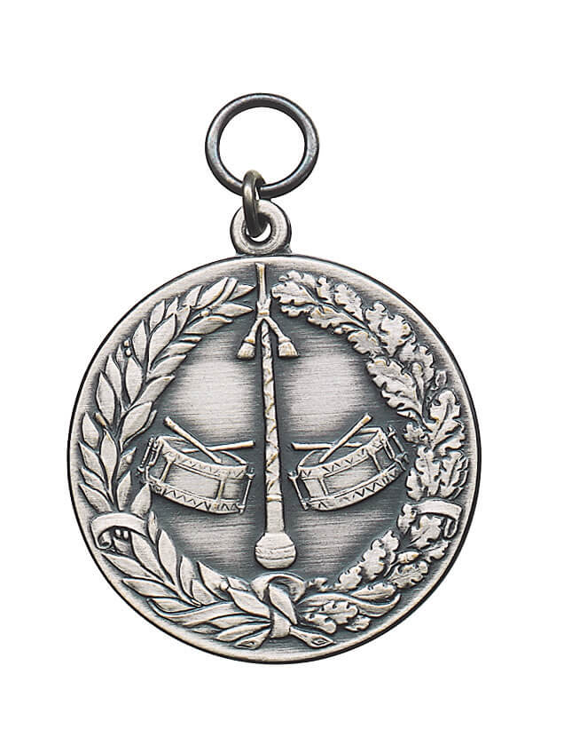 Medaille versilbert mit Öse und Ring, Trommelmotiv mit Eichenlaubkranz Versilberte Medaille mit Öse und Ring, rund gestaltet mit Eichenlaubkranz, zwei Trommeln und einem Schlagstock in der Mitte.