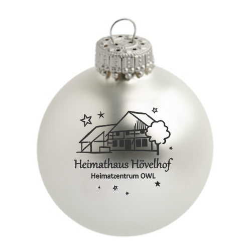 Hövelhof Heimathaus Weihnachtskugel mit Motiv Heimathaus Hövelhof Matte weiße Glaskugel als Weihnachtskugel mit schwarzem Druckmotiv des Heimathauses Hövelhof, Schriftzug „Heimathaus Hövelhof“ und „Heimatzentrum OWL“ sowie kleinen Sternen.