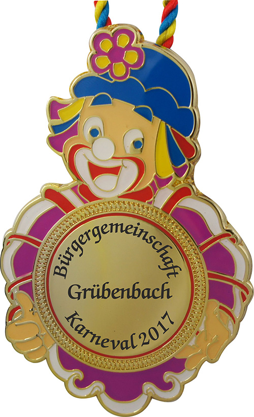 Goldfarbener Karnevalsorden „Clown mit Blume“: lachender Clown mit blauem Hut, pink-gelber Blume und rundem Mittelfeld mit schwarzer Beschriftung, an einer rot-gelb-blauen Kordel., Karneval, Medaille, Clown, farbenfroh, Grübenbach