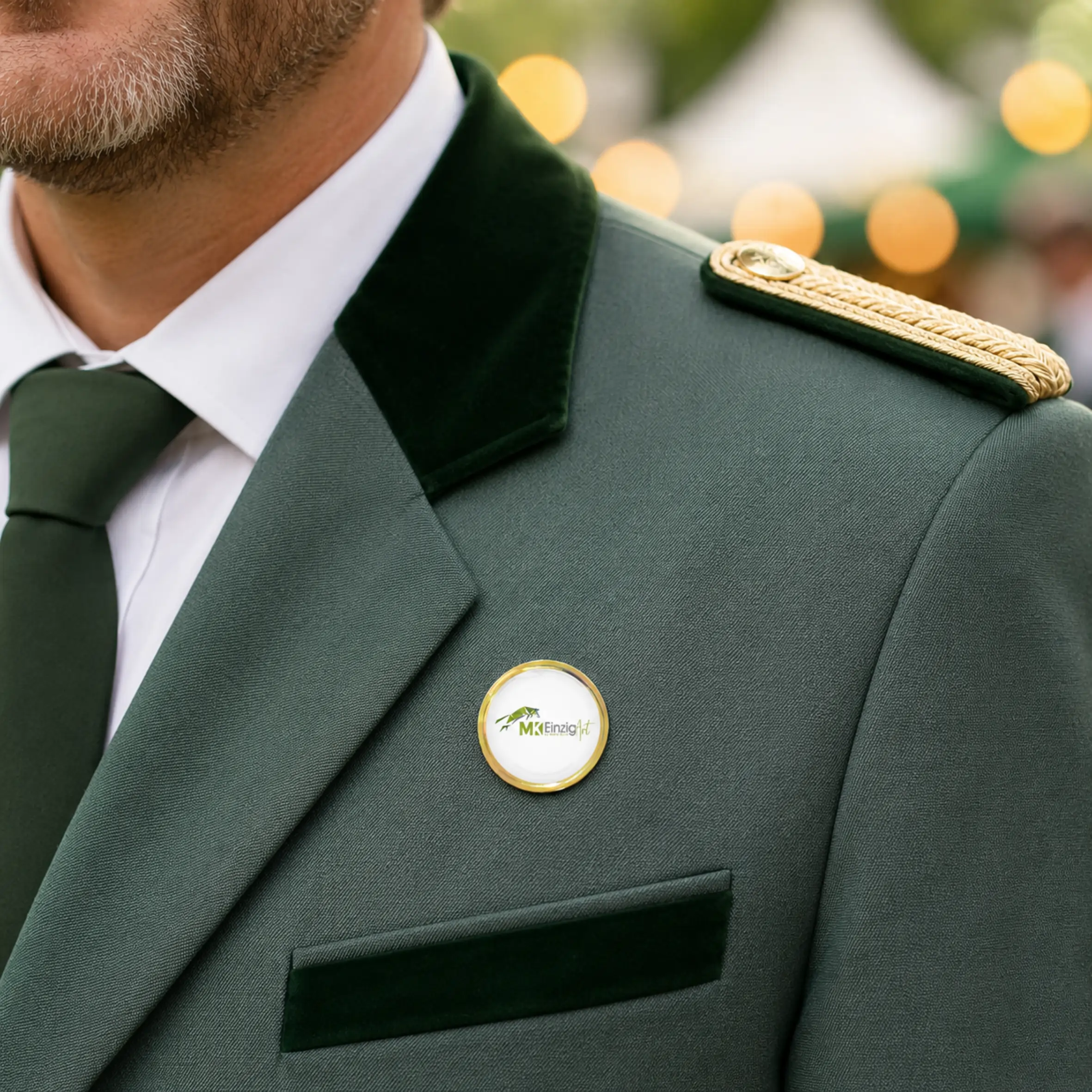 Expressabzeichen rund 28 mm gold mit individuellem Motiv am Revers Rundes goldfarbenes Expressabzeichen mit individuellem Motiv auf dem Revers einer grünen Uniformjacke, kompakt gestaltet mit weißer Motivfläche und goldenem Rand.