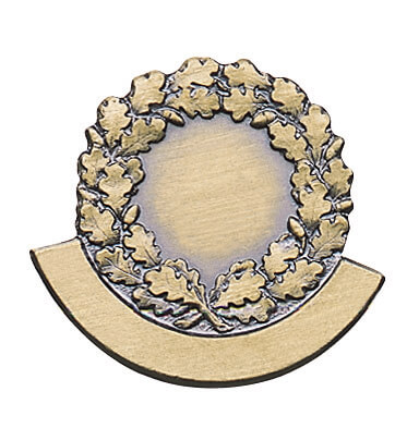 Kranz bronze mit Sicherheitsnadel, Ehrenabzeichen mit Eichenlaubkranz und gebogenem Gravurfeld Ehrenabzeichen in Bronzeoptik mit geschlossenem Eichenlaubkranz, runder Innenfläche und gebogenem Gravurfeld im unteren Bereich, passend zum Produkt Kranz bronze mit Sicherheitsnadel
