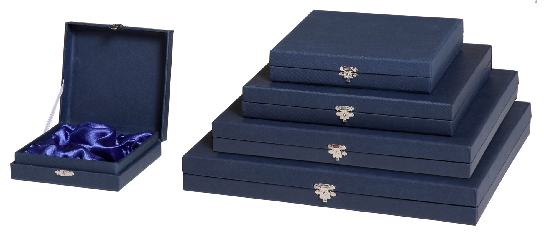 Etui für Ehrenteller 110 x 110 mm in Blau Blaues Etui für Ehrenteller 110 x 110 mm, links geöffnet mit blauem Innenfutter, rechts mehrere geschlossene Etuis in abgestuften Größen mit Metallverschluss