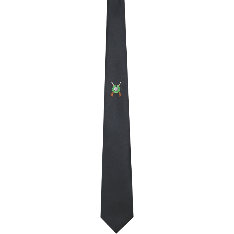 Schützenkrawatte aus schwarzem Shantung mit gesticktem Motiv Schwarze Schützenkrawatte in Shantung-Optik mit kleinem gesticktem Schützenmotiv im unteren Bereich und spitz zulaufender Form.