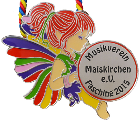 Silberfarbener Karnevalsorden „Kleine Elfe“ mit rothaariger Elfe, bunten Flügeln und rot-gelb-blauer Kordel. Rundes Druckfeld mit der Aufschrift „Musikverein Maiskirchen e.V. Fasching 2015“.
