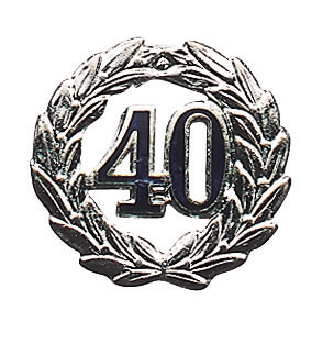 Abzeichen vergoldet Jubiläumsabzeichen 40 mit Kranz Jubiläumsabzeichen 40 in runder Form mit Lorbeerkranz und mittiger Zahl 40, Ausführung Abzeichen vergoldet