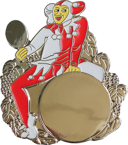 Karnevalsabzeichen Silber Harlekin mit Spiegel und Druckfläche Karnevalsabzeichen in Silber mit rot-weißem Harlekin, Spiegel in der Hand und runder Druckfläche im unteren Bereich, Metall-Pin mit Karnevalsmotiv