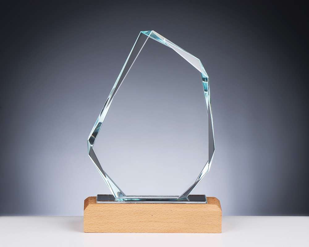 Glaspokal Mario - auf Holzsockel H 220 mm / B 150 mm
