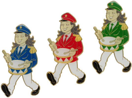 Abzeichen Trommlerin in Blau, Rot und Grün mit Trommelmotiv Drei geprägte Musikerabzeichen mit marschierender Trommlerin und Trommel, jeweils in Blau, Rot und Grün dargestellt, mit goldfarbener Umrandung und uniformartigem Motiv.