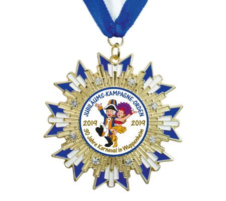 Prinzenpaar-Orden Gold mit blau-weißen Glitzersteinen und Motivdruck Goldfarbener Prinzenpaar-Orden mit sternförmigem Strahlenkranz, blauen und weißen Verzierungen sowie Glitzersteinen. Das runde Mittelfeld zeigt ein gezeichnetes Prinzenpaar und einen Jubiläumsaufdruck. An einem blau-weißen Halsband befestigt.