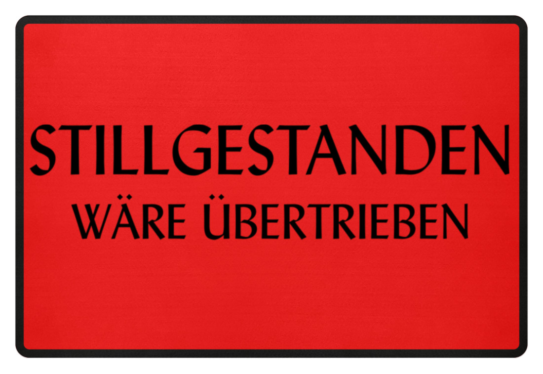 Stillgestanden wäre übertrieben Fußmatte mit schwarzem Schriftzug auf rotem Hintergrund Rechteckige Fußmatte in Rot mit schwarzem Rand und schwarzem Schriftzug „Stillgestanden wäre übertrieben“ auf der Vorderseite.