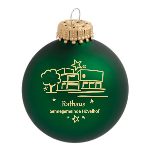 Hövelhof Rathaus Weihnachtskugel mit goldenem Rathausmotiv auf grüner Glaskugel Grüne Weihnachtskugel aus Glas mit goldenem Druckmotiv des Rathauses und der Aufschrift „Rathaus Sennegemeinde Hövelhof“, mit goldfarbener Aufhängung.