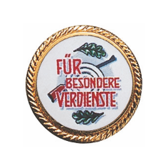 Auflage vergoldet ohne Befestigung mit Zielscheibe, Eichenlaub und Gewehr Runde vergoldete Auflage ohne Befestigung mit weißer Zielscheibe, rotem Schriftzug „Für besondere Verdienste“, Gewehr und Eichenlaub