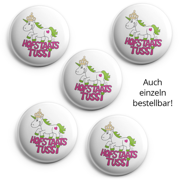Button „Hofstaatstussi“ mit Einhorn-Motiv und Schriftzug Mehrere runde Buttons „Hofstaatstussi“ von EinzigArt mit weißem Hintergrund, Einhorn mit Krone, grünem Schweif und pinkem Herz sowie pinkem Schriftzug Hofstaats Tussi.