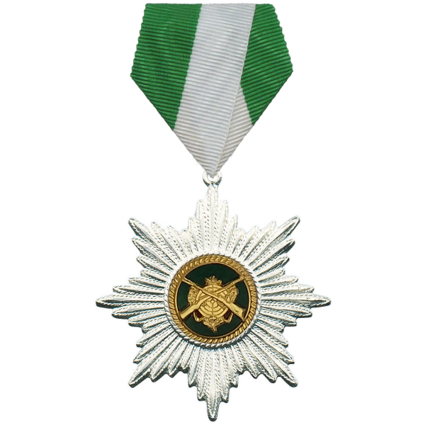 Schützenorden in Sternform, versilbert, mit grün-weißem Band und Zielscheiben-Auflage mit Gewehren Versilberter Schützenorden in sternförmiger Ausführung mit grün-weißem Banddreieck. Mittig runde Auflage in Grün und Gold mit Zielscheibe und gekreuzten Gewehren, unten mit Öse und Ring befestigt.