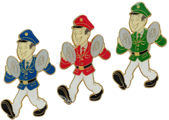 Musikerabzeichen mit Beckenspieler in Blau, Rot und Grün Drei metallische Musikerabzeichen mit Beckenspieler als marschierende Figur, jeweils in Blau, Rot und Grün mit goldfarbener Kontur und Becken in den Händen