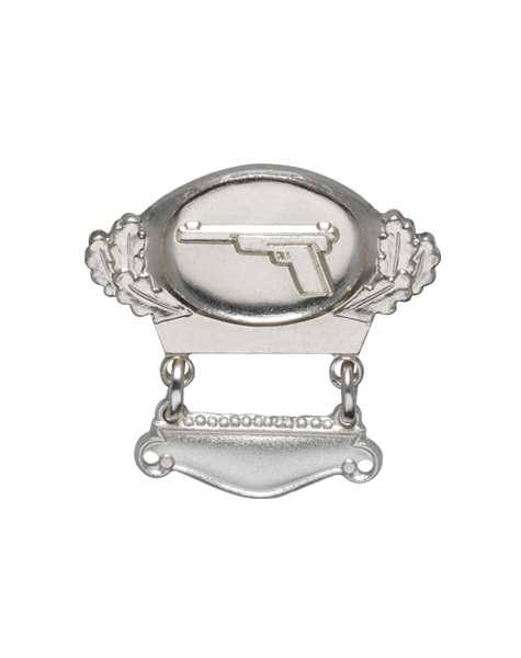 Leistungsabzeichen mit Gravurspange silberfarbig, Pistole im ovalen Abzeichen Silberfarbiges Leistungsabzeichen mit Gravurspange, ovale Form mit Pistolenmotiv, seitlichen Eichenblättern und Anhänger mit Gravurfläche