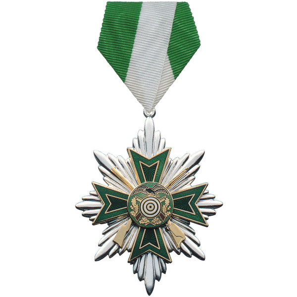 Schützenorden mit Zielscheibe, Adler und Gewehren an grün-weißem Banddreieck Schützenorden in versilberter Optik mit sternförmigem Kreuz, grünen Einlagen und runder Auflage mit Zielscheibe, Adler und Gewehren, an grün-weißem Banddreieck mit Ring befestigt
