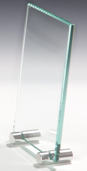 Glaspokal rechteckig mit Metallhalterungen Rechteckiger Glaspokal aus klarem 6-mm-Glas mit separaten Metallhalterungen als Standhilfe, geeignet für individuelle Veredelung per UV-Druck.